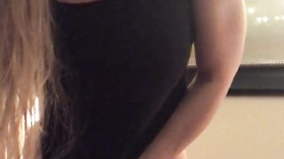 Nicole_Aniston caresses her ass