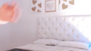 Lili_Jones brought herself to squirt