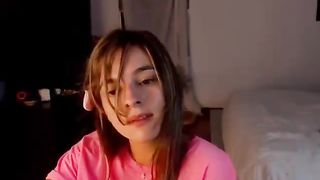 kendalltyler  Fucks her finger