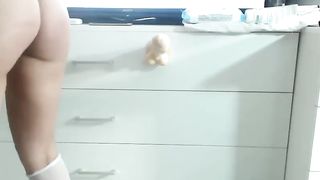 carmela_fox  rubs her pussy