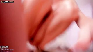 bunnyblondy Lustful babe caresses pussy with her hand